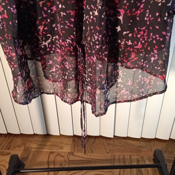 Black and Red Flare Blouse w/Creative Designs - Picture 3 of 6